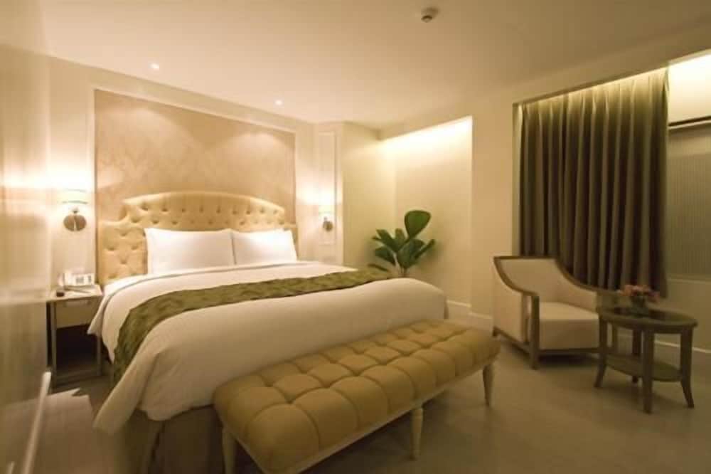 Deluxe King Room photo 1