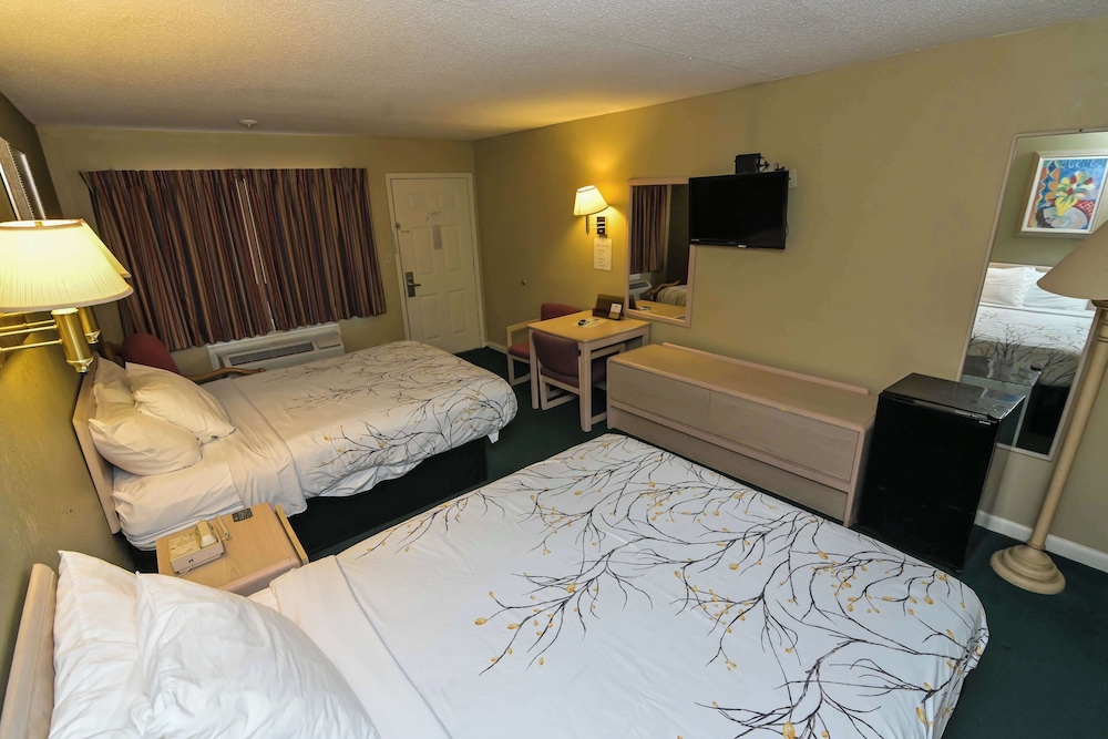 Room, 2 Queen Beds, Non Smoking - Photo 1
