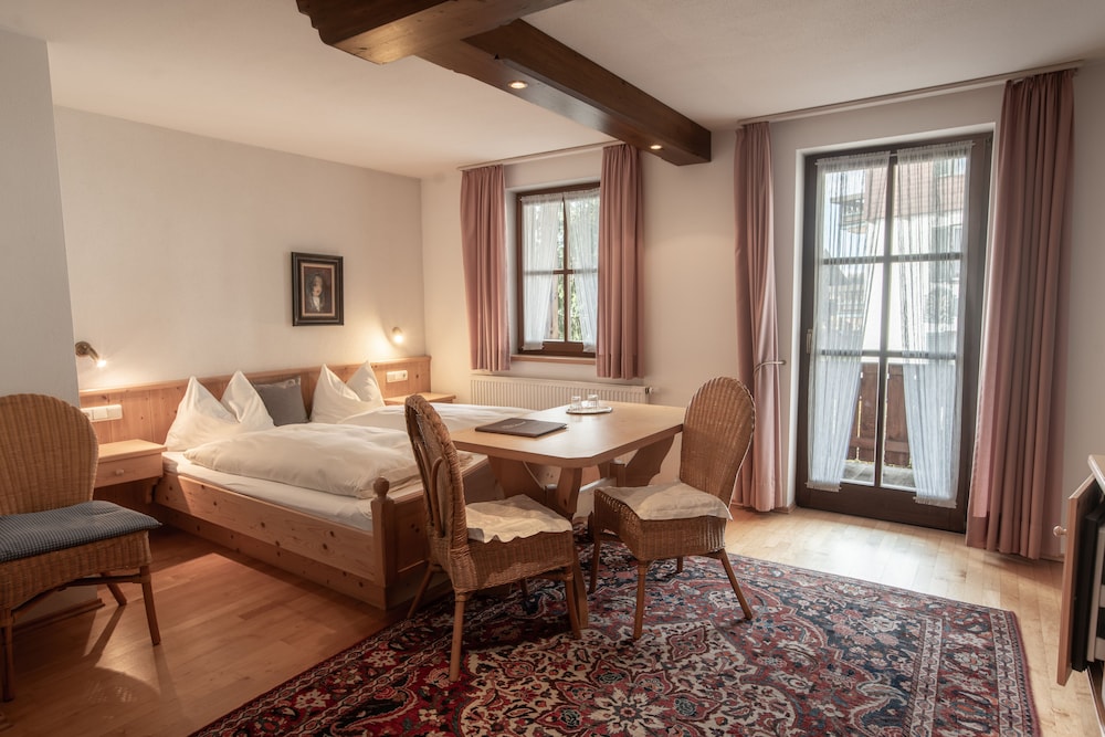 Deluxe Double Room, 1 King Bed with Sofa bed photo 2