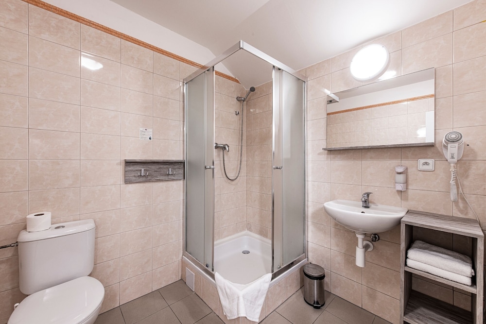 Deluxe Quadruple Room - Photo 4