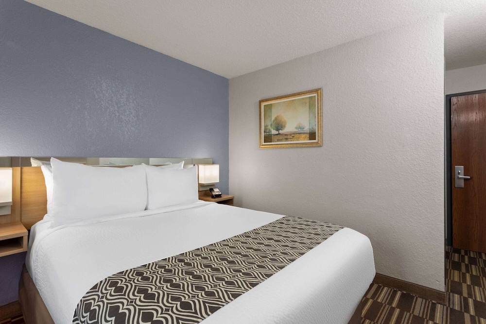 Room, 1 Queen Bed, Non Smoking - Photo 2