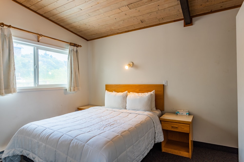 Deluxe Cottage w/Hot Tub, Kitchenette photo 2