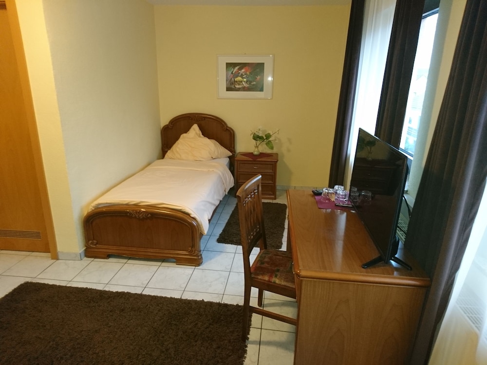 Economy Triple Room photo 3