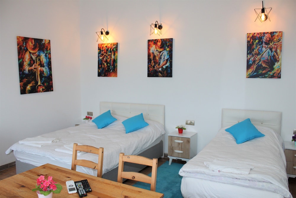 Economy Triple Room, 1 Bedroom, Non Smoking, Partial Sea View photo 2