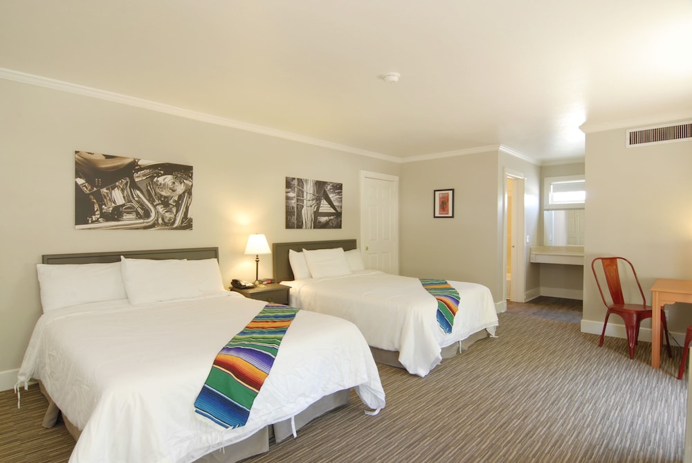 Premium Room, 2 Queen Beds, Non Smoking, Refrigerator photo 1