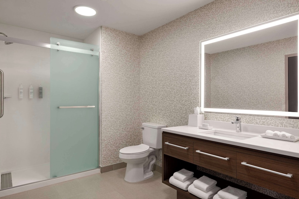 Suite, 1 King Bed, Accessible, Bathtub - Photo 2
