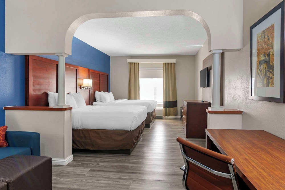 Suite, Multiple Beds, Non Smoking (2 Queen, 2 Person Sofa Bed) - Photo 4