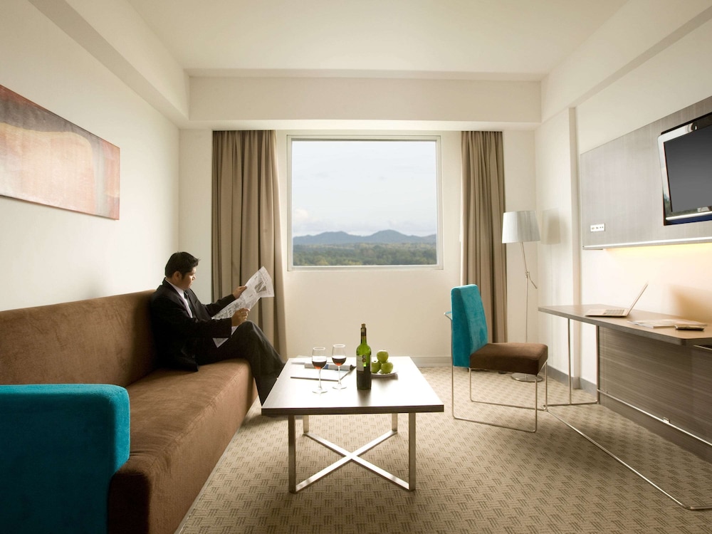 Suite, 1 King Bed - Photo 3