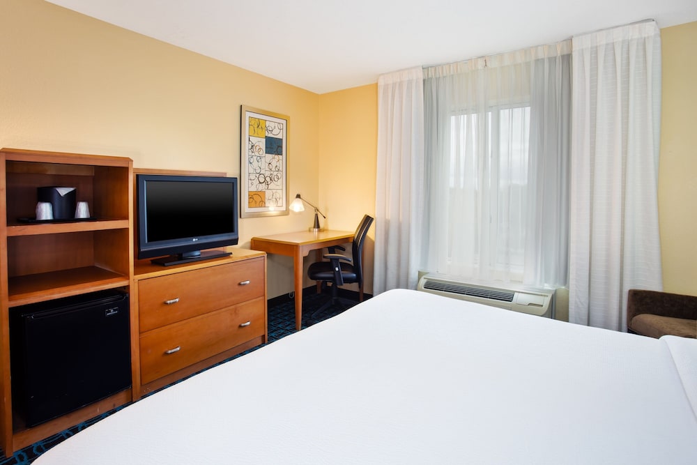 Room, 1 King Bed (Mobility Accessible, Roll-In Shower) photo 2
