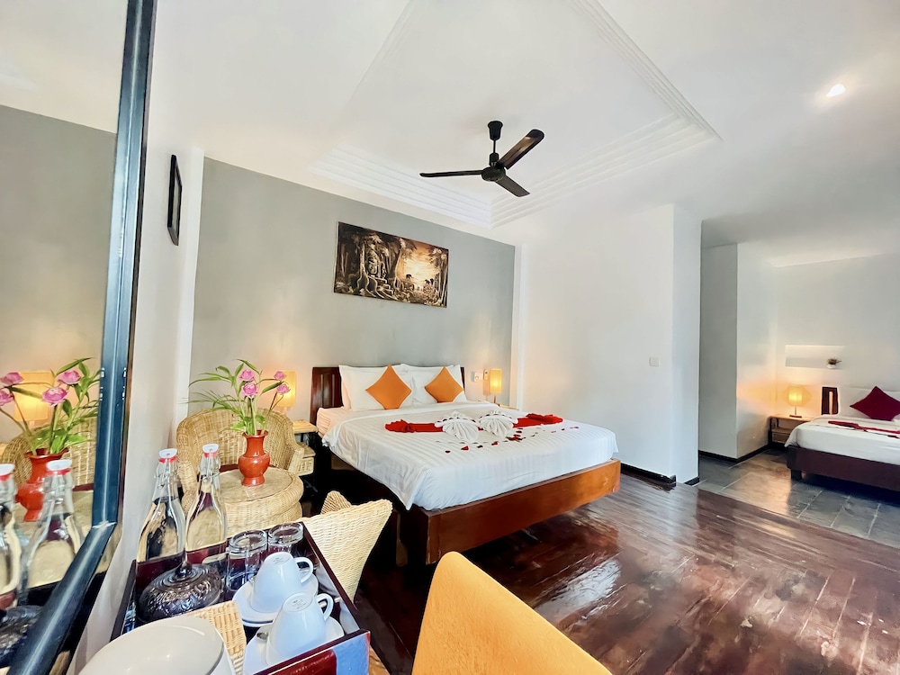Family Room, Balcony, Pool View (Free Bus Station Pick up) - Photo 1