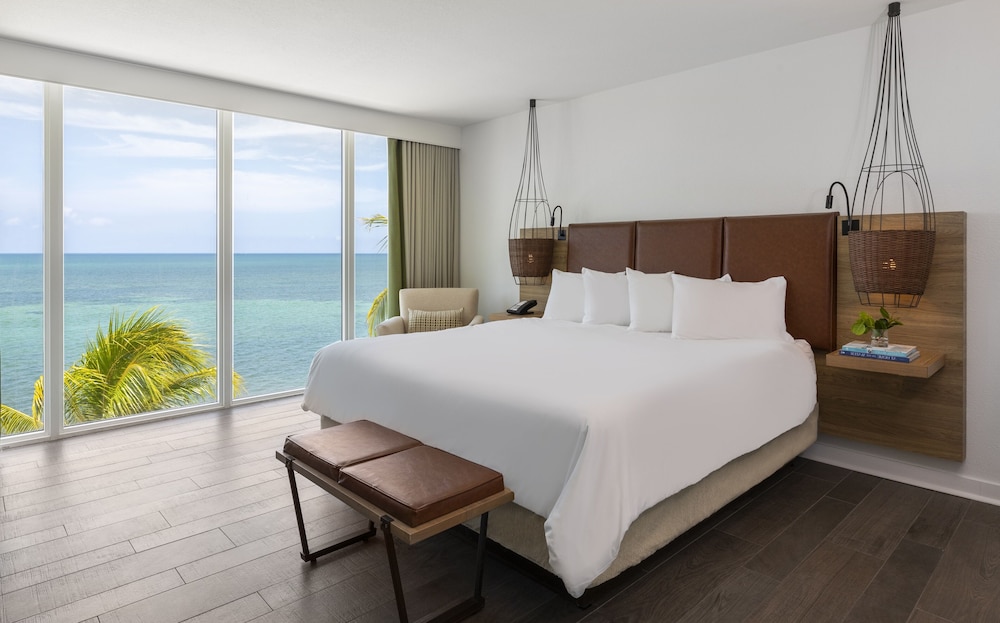 One Bedroom Oceanfront Suite King - Photo 4
