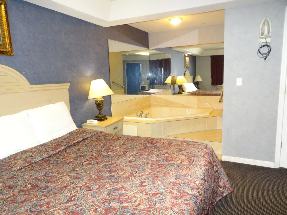 Room, 1 King Bed, Jetted Tub photo 2