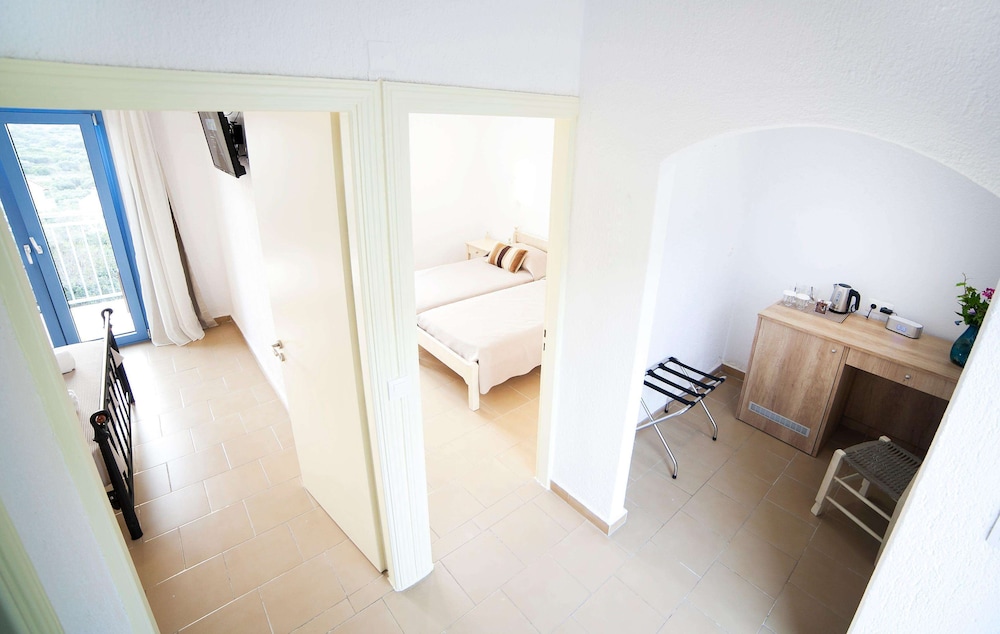 Family Room, 2 Bedrooms - Photo 7
