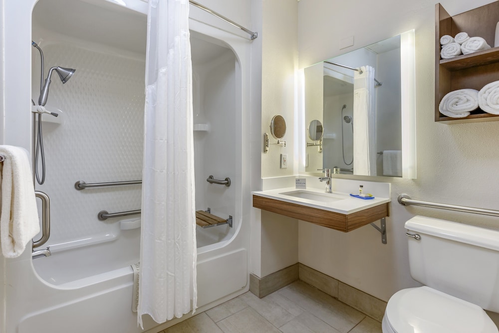 Standard Room, 1 King Bed, Accessible Bathtub (Communications) - Photo 4