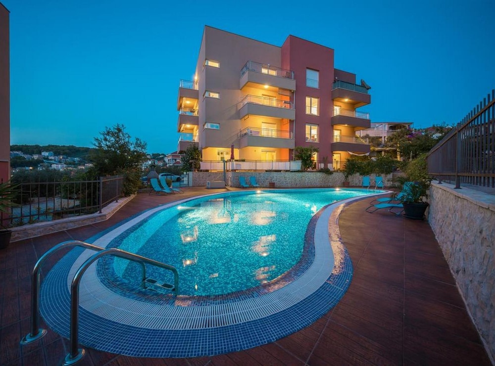 Apartment (Three Bedroom Apartment with Sea View)