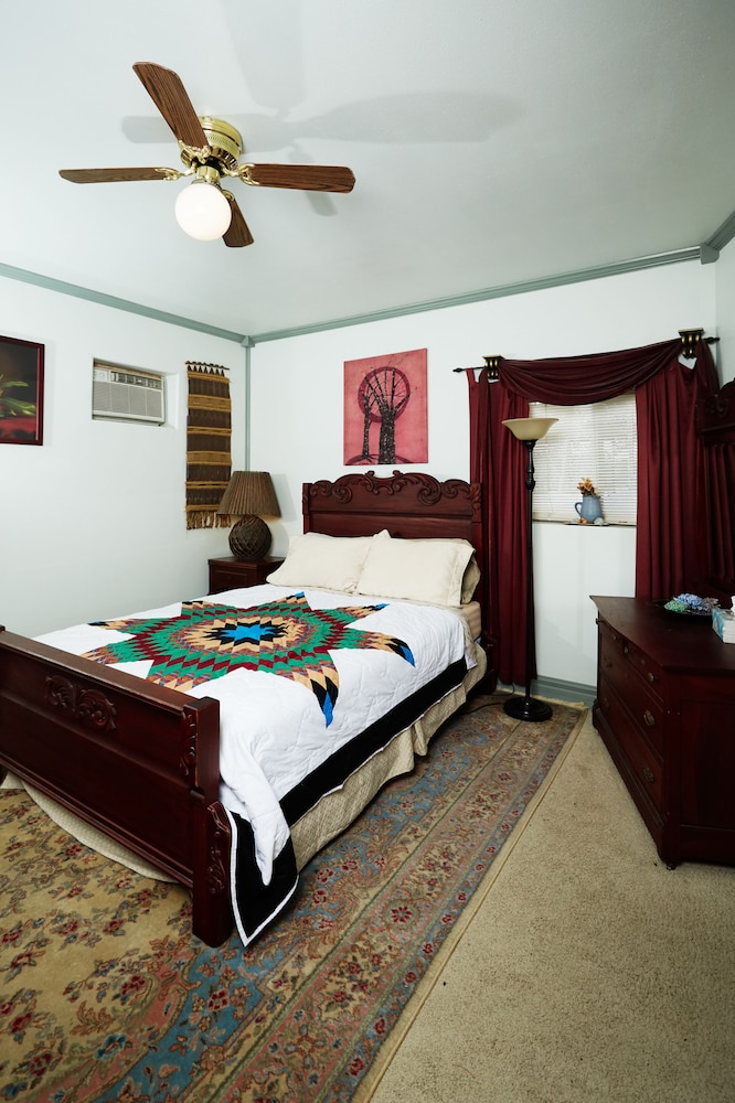 Room, 1 Queen Bed, Non Smoking (The Green Room) photo 1