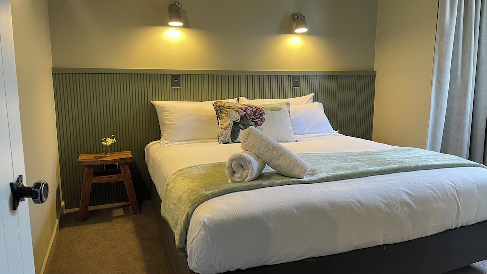 Executive One-Bedroom Apartment - Photo 2