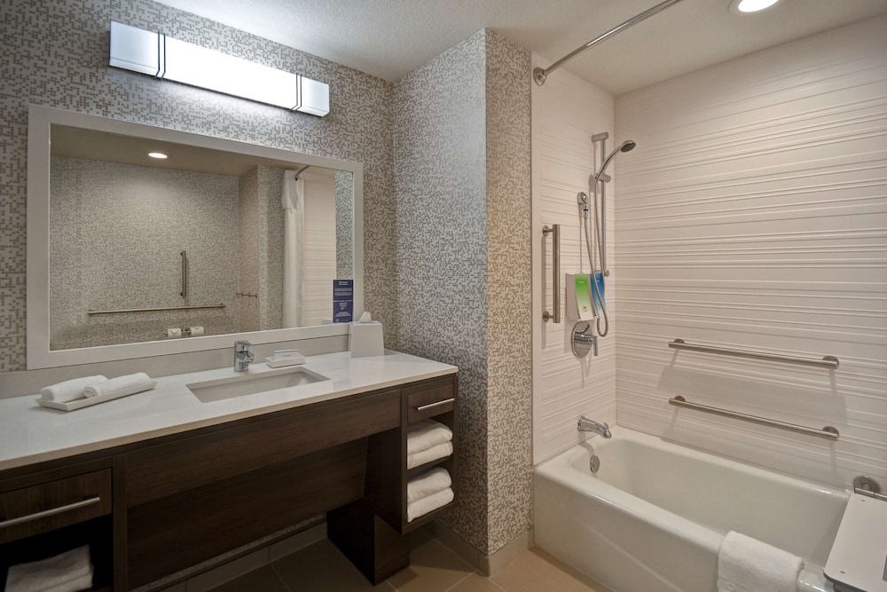 Studio, 1 King Bed, Accessible, Bathtub