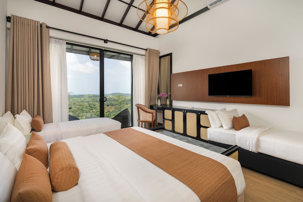 Superior Quadruple Room, Balcony, Mountain View