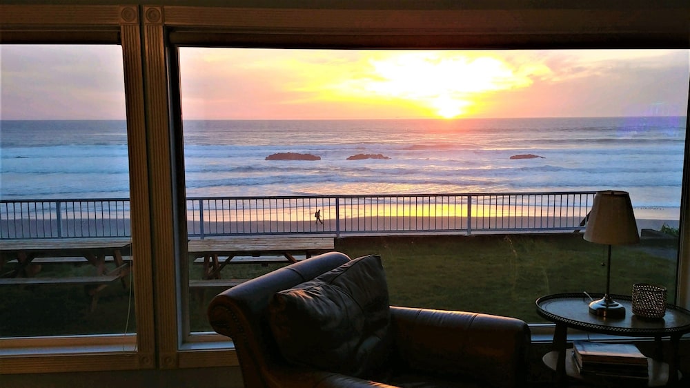 House, 3 Bedrooms, Hot Tub, Beachfront (Beach Access) photo 3