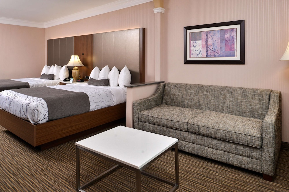 Standard Room, Multiple Beds, Non Smoking, Refrigerator & Microwave (with Sofabed) - Photo 2