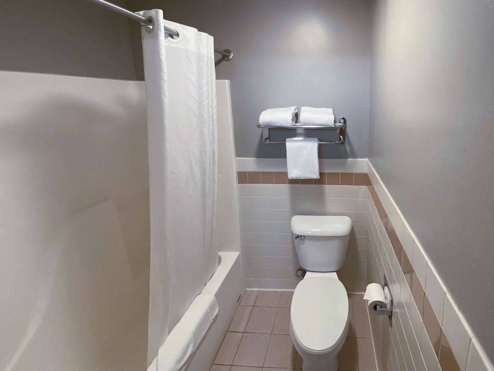 Deluxe Room, 2 Queen Beds, Non Smoking, Refrigerator & Microwave photo 3