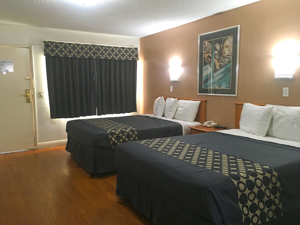 Suite, 2 Bedrooms, Non Smoking (3 Double Beds) - Photo 4