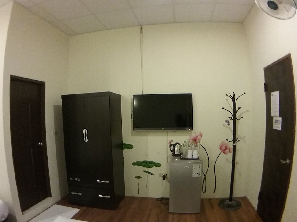 Economy Quadruple Room (C102) photo 3
