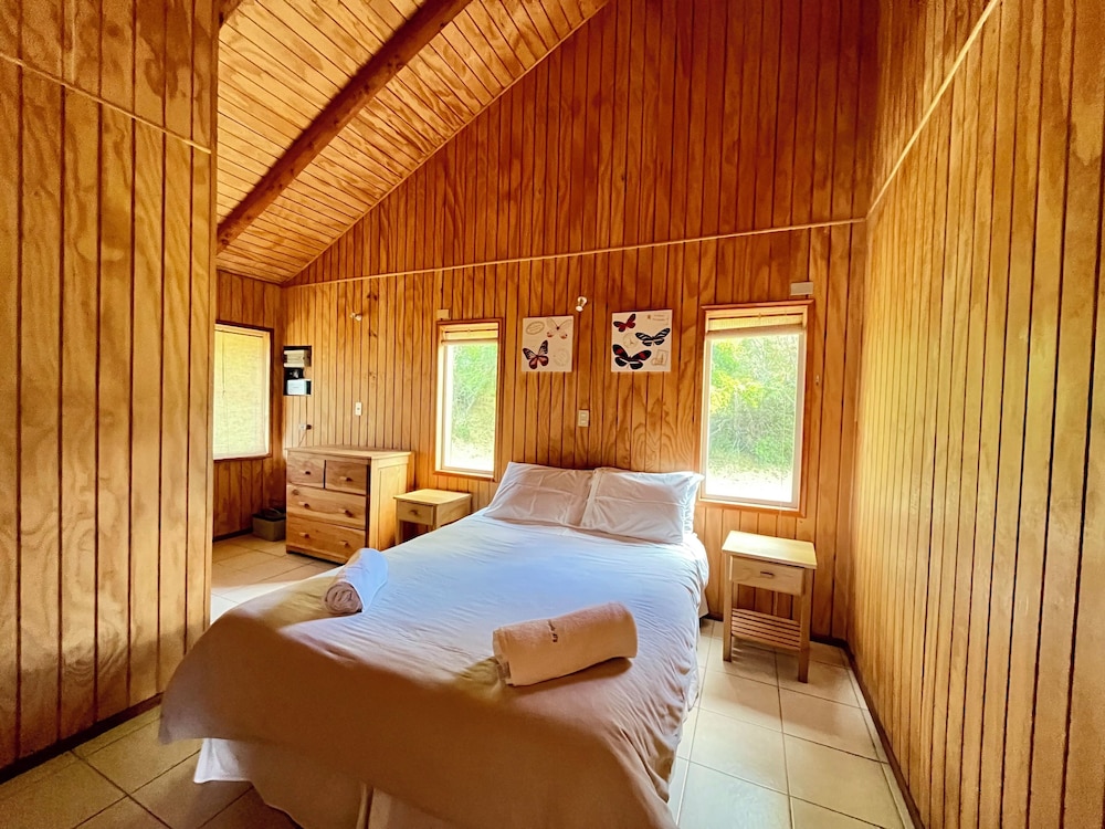 Classic Cabin, 3 Bedrooms, Beach View photo 3