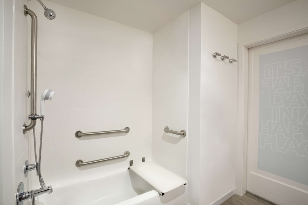 Room, 2 Queen Beds, Accessible, Bathtub (Mobility & Hearing) photo 2