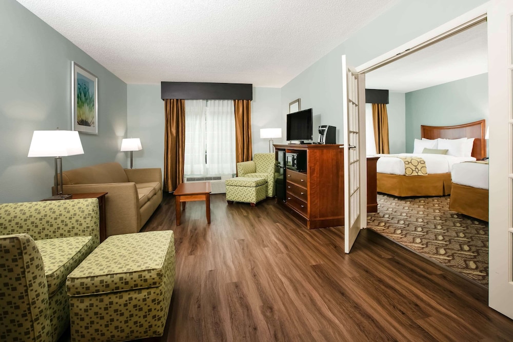 Suite, 2 Double Beds, Non Smoking (One Bedroom) - Photo 1