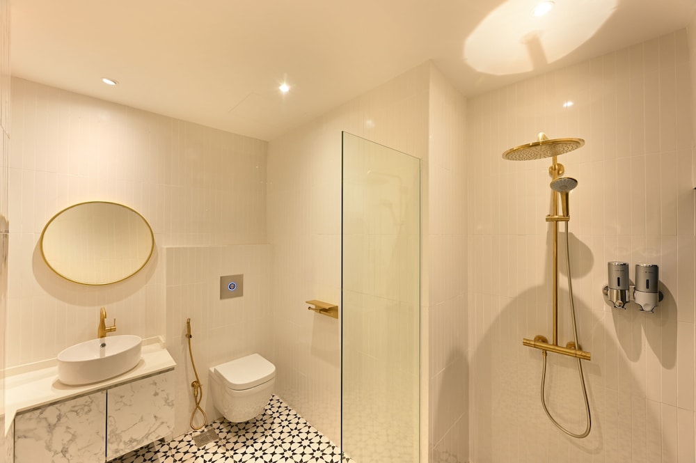 Deluxe Double Room, 1 Queen Bed, Ensuite, City View photo 3