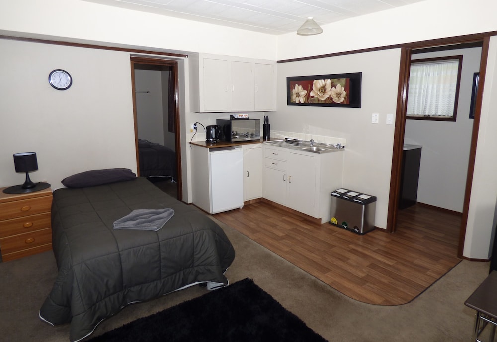 Deluxe One Bedroom - Photo 5