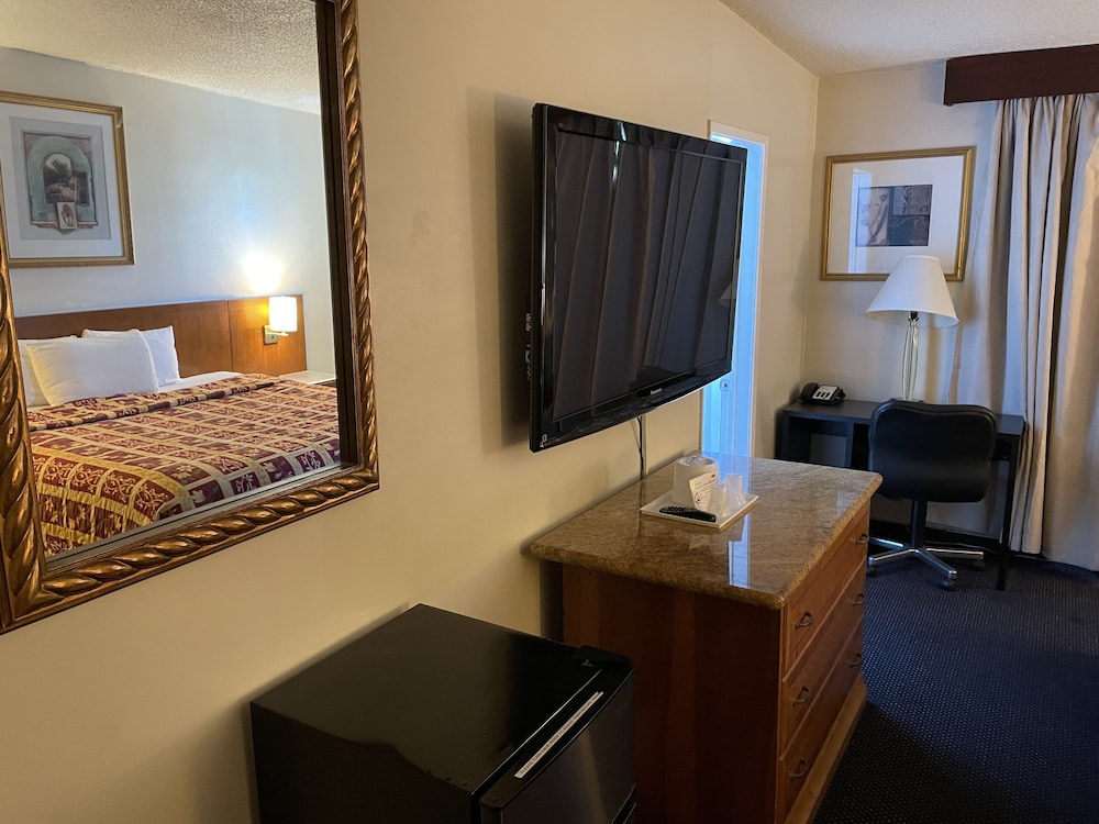 Premium Room, 1 King Bed, Non Smoking photo 2