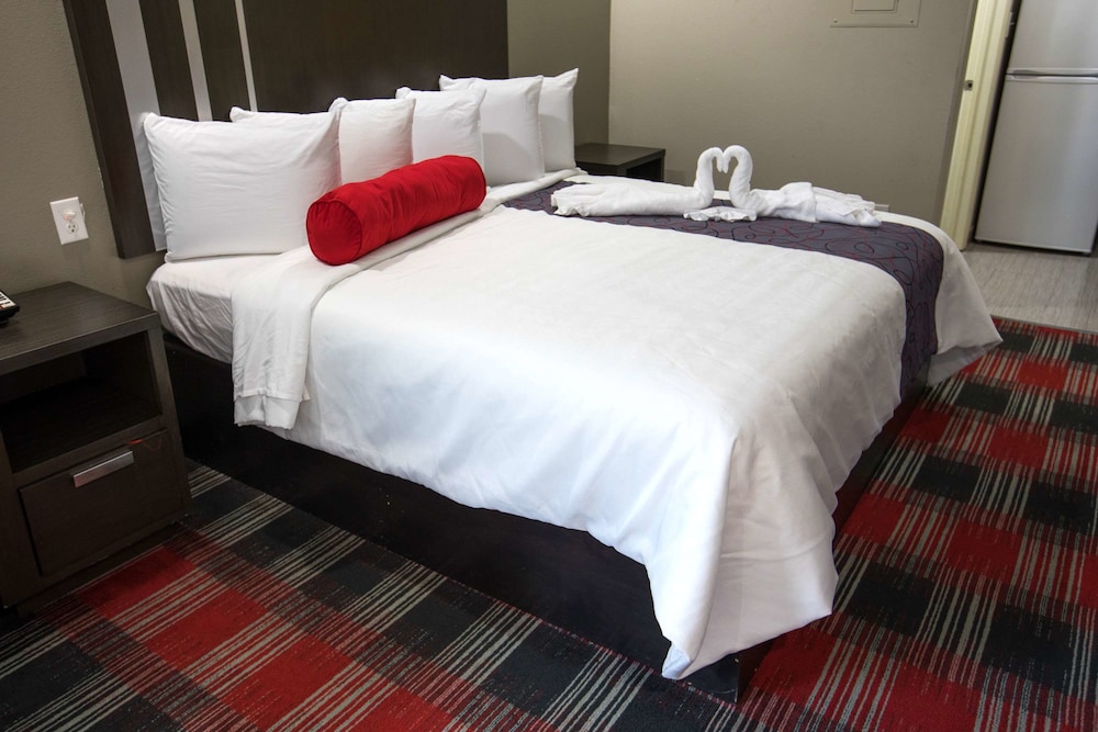 Superior Room, 1 King Bed, Accessible, Smoking photo 1