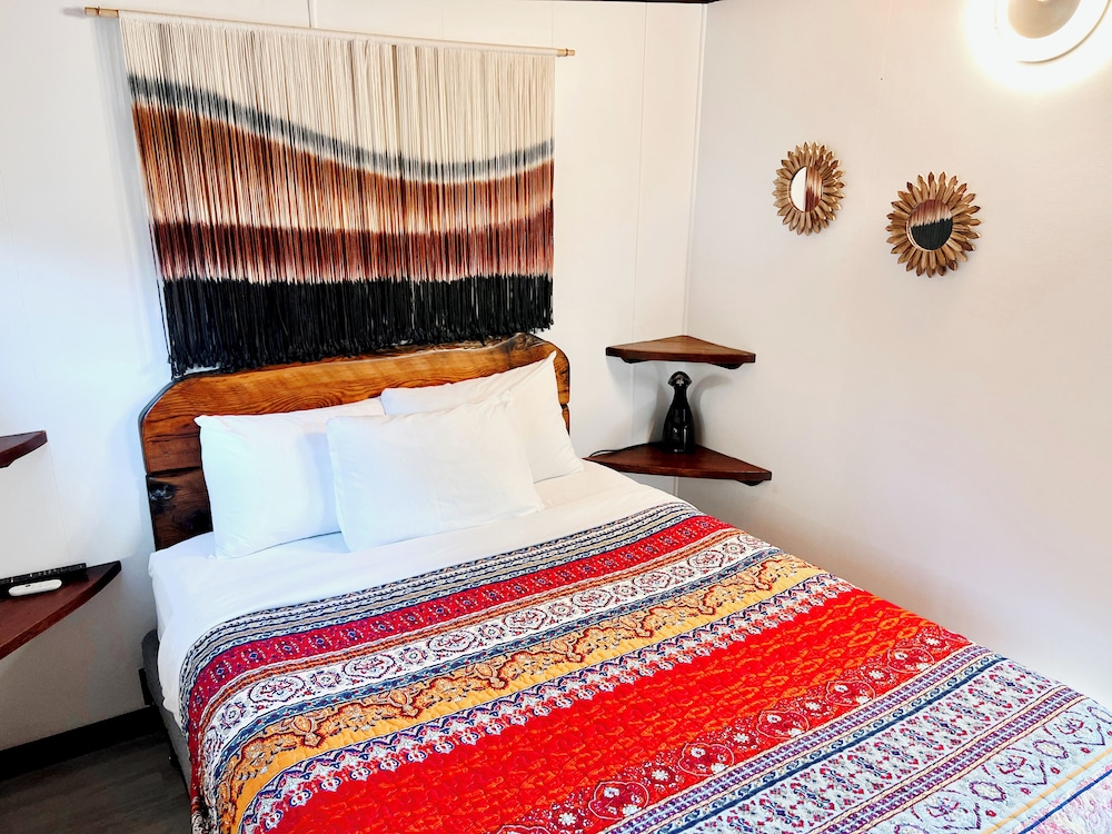 Classic Cabin 15 - 2 Queen Bedrooms, 1 Bathroom, Kitchen & Lakefront Views