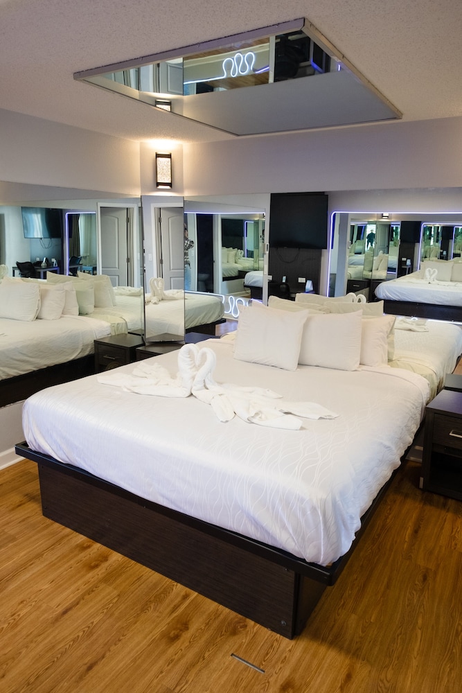 Romantic Room, 1 King Bed - Photo 3