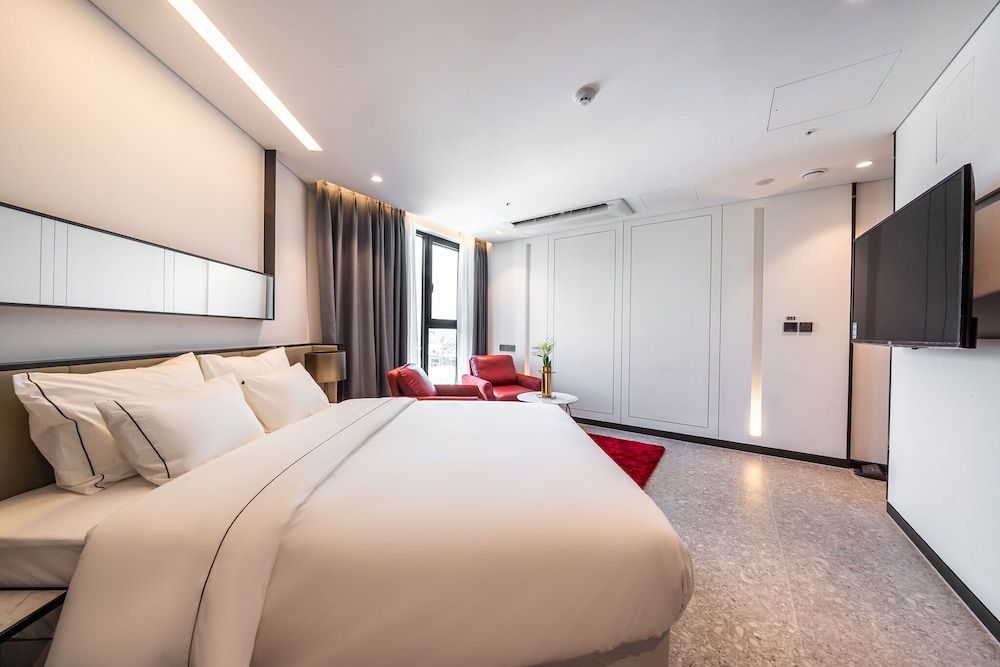 Suite - Photo 3
