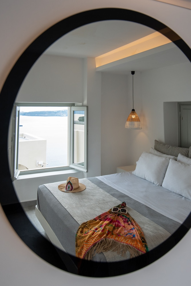 Deluxe Cliff Suite with Caldera View and Outdoor Hot Tub - Photo 2