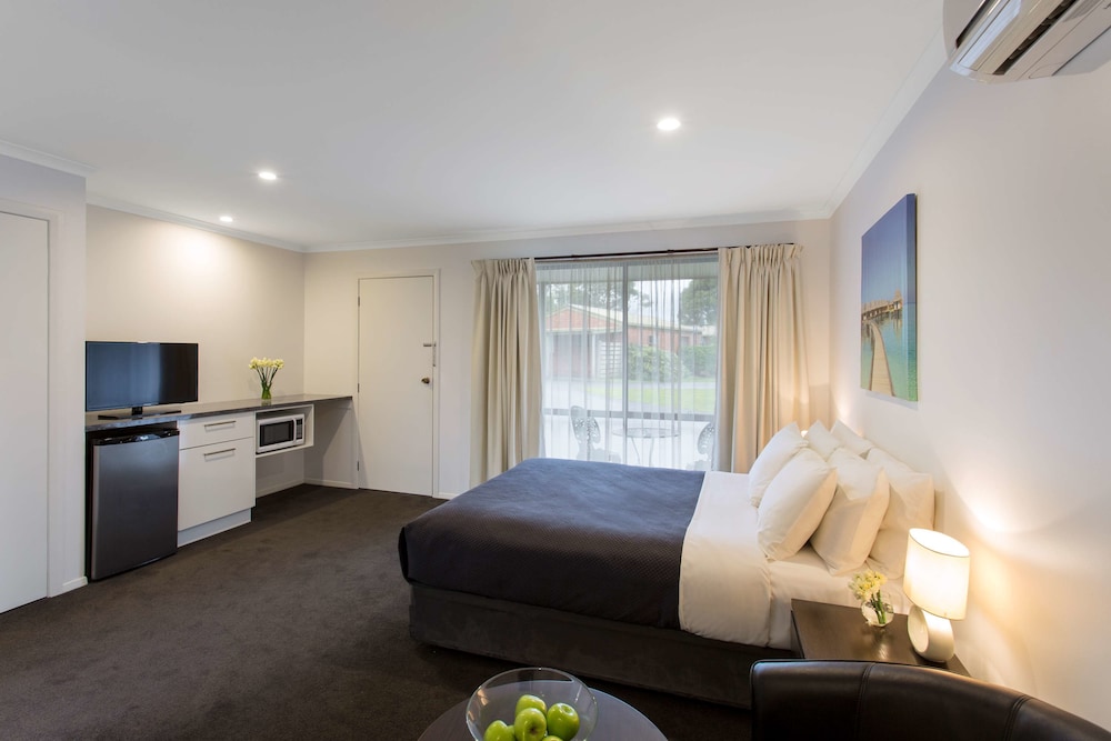 Standard Room, 1 Queen Bed, Non Smoking, Jetted Tub photo 2