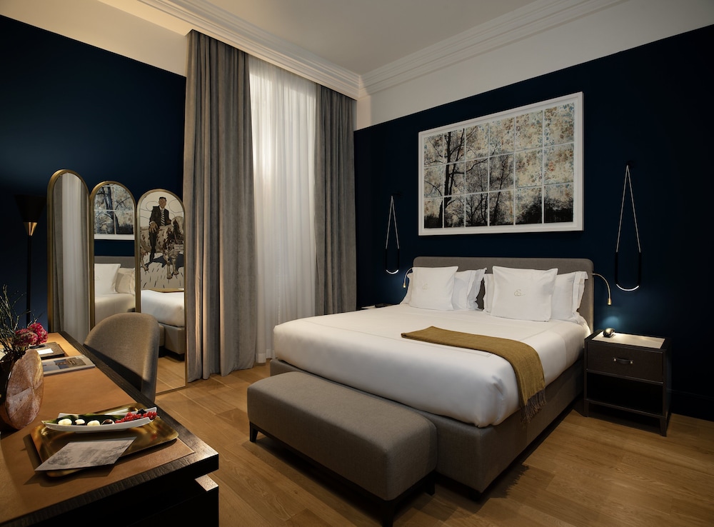 Double Room with Queen Bed photo 1
