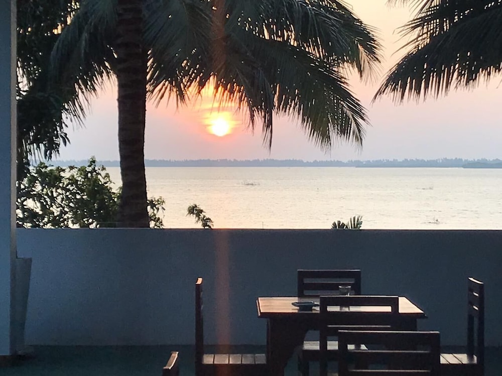 Deluxe Room With Lagoon View And Free Airport Pickup Or Drop Off photo 1