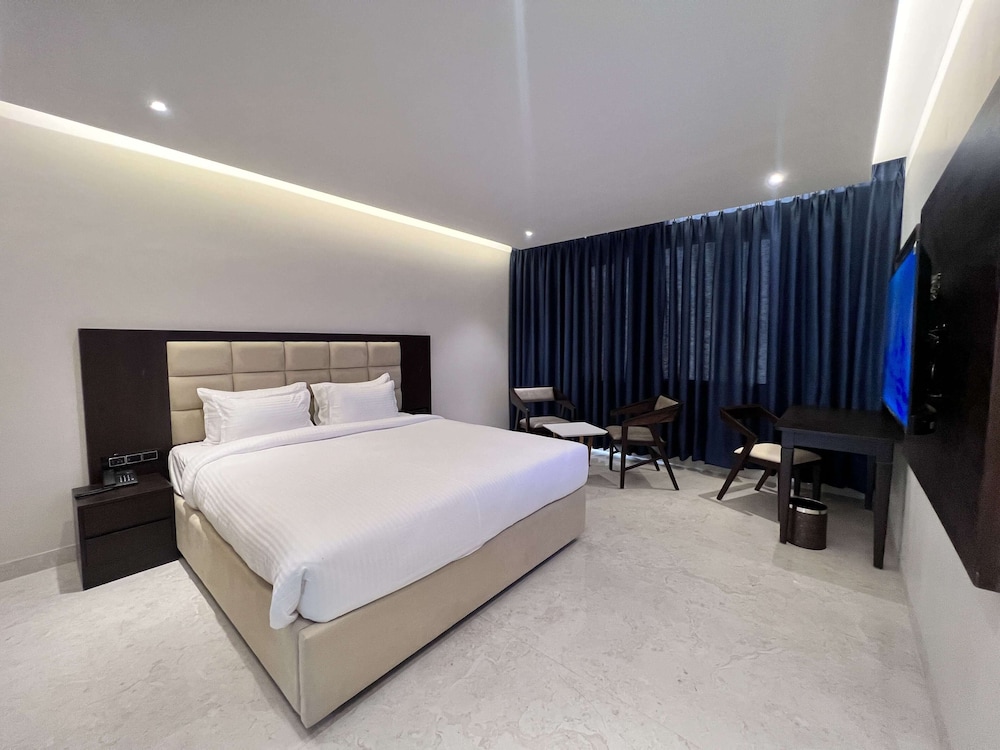 Business Room, 1 King Bed, Non Smoking, City View