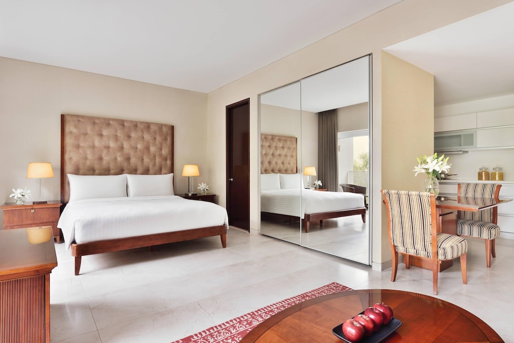 Studio Suite, 1 King Bed, Balcony photo 2