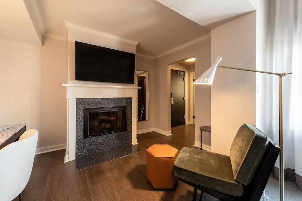 Room, 1 King Bed, Fireplace - Photo 2