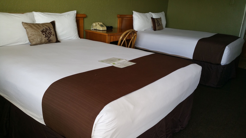 Standard Room, 2 Queen Beds, Non Smoking photo 1