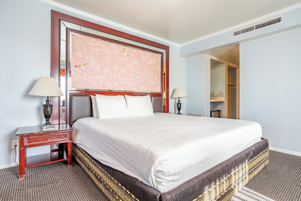 Single Room, 1 King Bed thumbnail 5
