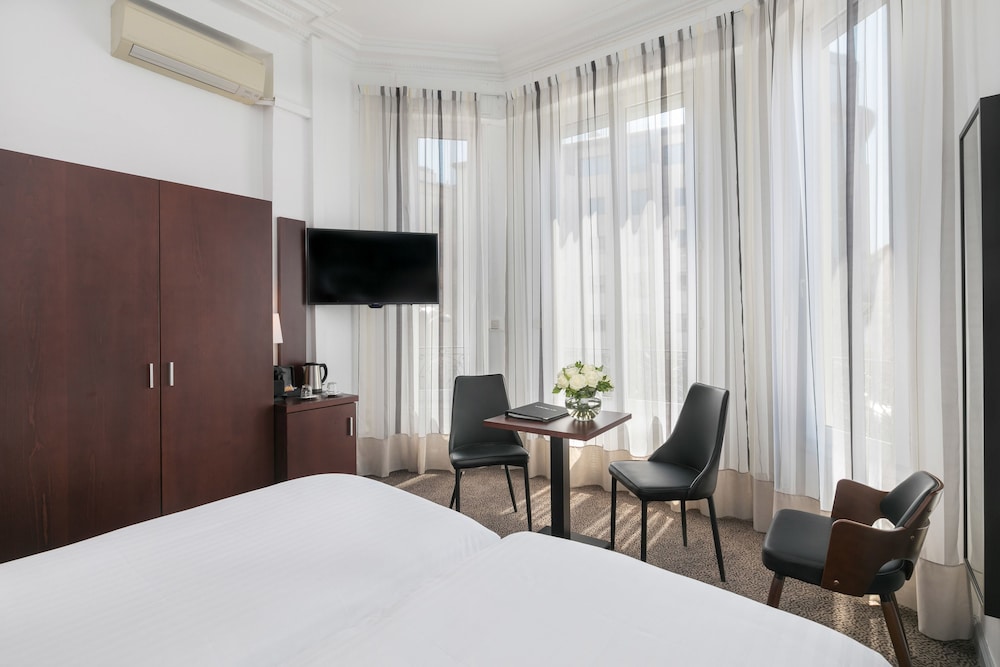 Deluxe Room, 1 King Bed, Non Smoking (Larger Room) - Photo 11