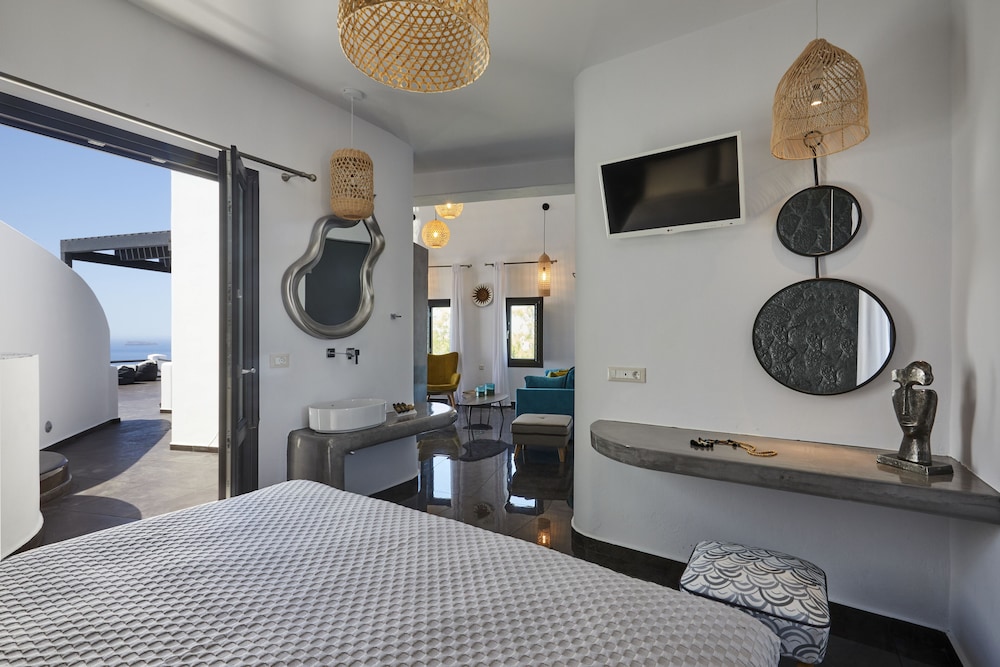 Elegant Suite with outdoor heated private Jacuzzi - Photo 11