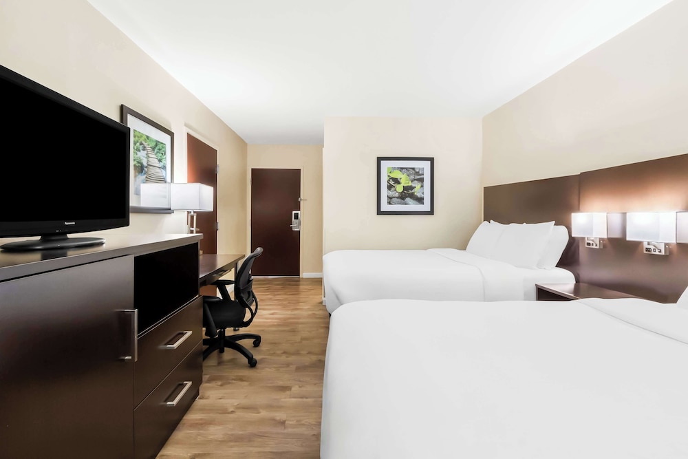 Standard Room, 2 Double Beds, Accessible, Bathtub (with Sofabed) - Photo 4